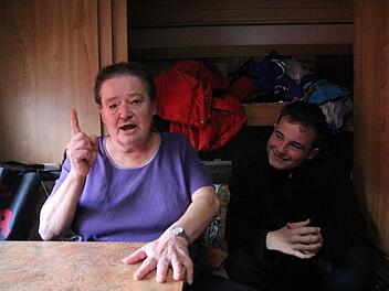 Mutter und Sohn leben im Wohnwagen