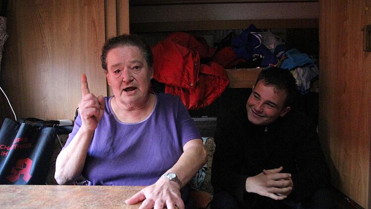 Mutter und Sohn leben im Wohnwagen