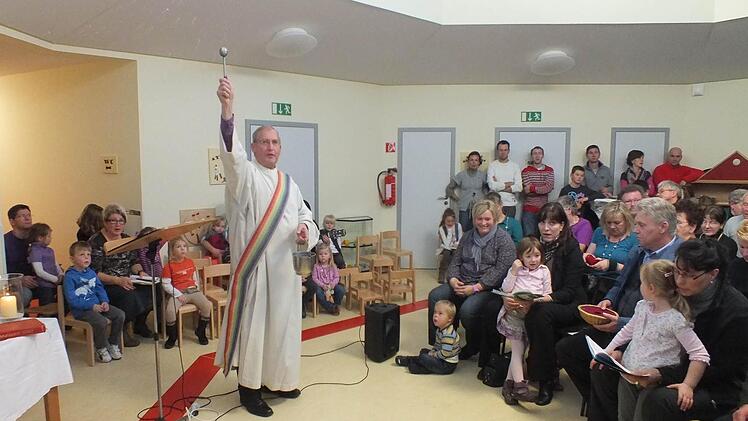Diakon Michael Schlereth segnet die Räume.