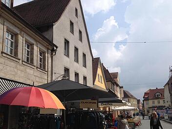 Sonnenschirme in allen Varianten verstellen die Blickachse in der Forchheimer Hauptstraße. Foto: Roepert