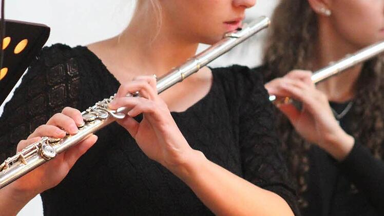 Sophie Bastobbe und Selina Langheinrich wagten ein Experiment: Sie spielten das bekannte Brandenburgische Konzert Nr. 4 in G-Dur nicht auf einer klassischen Flöte, sondern auf einer modernen Querflöte.