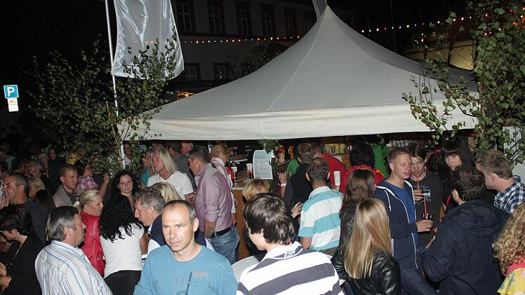 Die Skiclub-Bar ist auch immer dicht umlagert. Foto: Andreas Dorsch