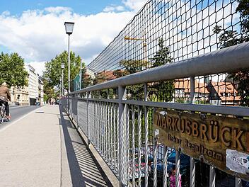 An der Markusbrücke hängt seit Montag ein Netz. Es soll Besucher der Sandkerwa in Bamberg, die unter der Brücke stehen, vor herunterfallenden Gegenständen schützen. Es ist eine der zahlreichen Neuerungen, die im neuen Sicherheitskonzept festgeschrieben sind.  Foto: Matthias Hoch