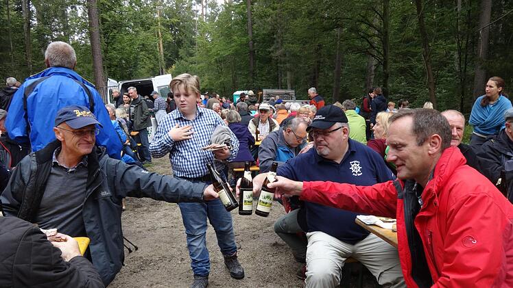Eine zünftige Brotzeit mitten im Wald, das gehört zur Sterne-Wanderung dazu und das genossen auch Landrat Wilhelm Schneider (links) und Eltmanns Bürgermeister Michael Ziegler (rechts).