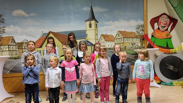 Kinder er&ouml;ffnen den Festakt mit Liedern. Foto: Philipp Bauernschubert