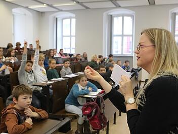 Die Bamberger Sprachwissenschaftlerin Valentina Ringelmann erzählte  den Besuchern der Bamberger Kinder-Uni, wie Bamberg vor rund 500 Jahren mal ausgesehen hat. Foto: Barbara Herbst