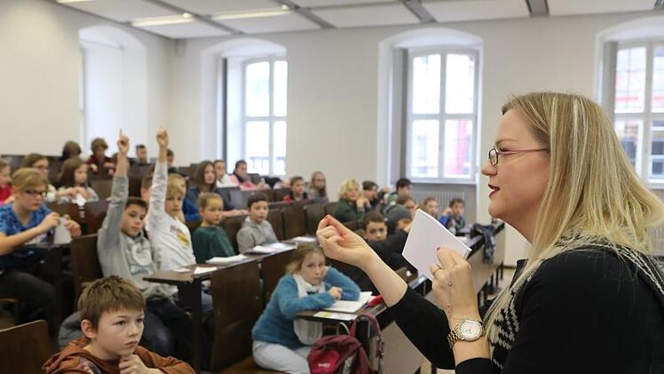 Die Bamberger Sprachwissenschaftlerin Valentina Ringelmann erzählte  den Besuchern der Bamberger Kinder-Uni, wie Bamberg vor rund 500 Jahren mal ausgesehen hat. Foto: Barbara Herbst