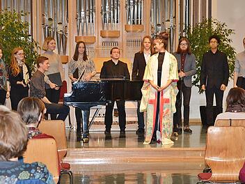 Im Kimono begeisterte bei der "Musik zum Advent" im Orgelsaal der Berufsfachschule für Musik Bad Königshofen,  Marie Iguchi mit einem Lied aus dem Film "Prinzessin Mononoke" .  Hanns  Friedrich