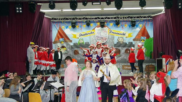DAs prinzenpaar Julia I. und Simon I. beim Kinderfasching Steinberg