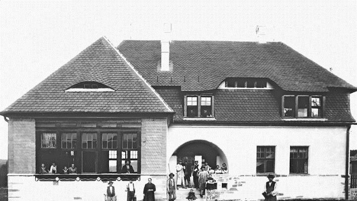 Die Nordhalbener Klöppelschule, heute Klöppelmuseum, wurde 1903 gegründet. Heute entscheidet der Marktgemeinderat über die zukünftige Ausrichtung der Institution. Das Bild zeigt das Klöppelschulgebäude kurz vor seiner Vollendung mit den Handwerkern.  Repro: Norbert Neugebauer