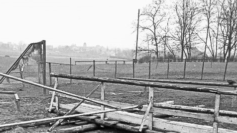 Neben dem Fußballtor des FC Stockheim ist im Frühjahr 1955 der Schacht der Maximiliangrube eingebrochen. Repro: Gerd Fleischmann