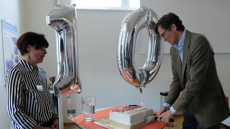 Alexander Lux schnitt die Jubiläumstorte an.    Foto: Richard Sänger