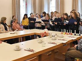 Die Schüler singen bei den Senioren. Foto: Petra Malbrich