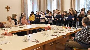 Die Schüler singen bei den Senioren. Foto: Petra Malbrich
