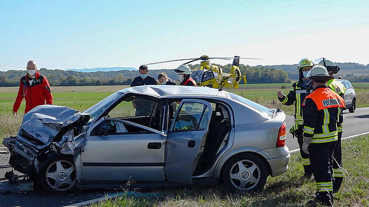 T&ouml;dlicher Verkehrsunfall in Sommerhausen: Opel mit Lastwagen kollidiert