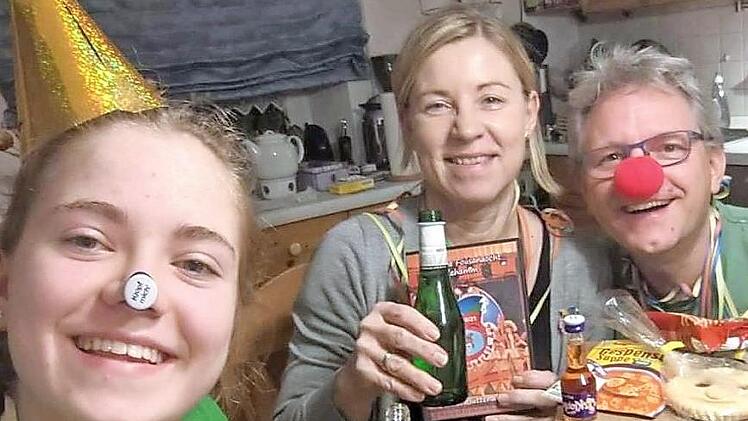 Fasching dehamm heißt es heuer für die Kronacher Fousanaochter. Sogar das Rathaus ist von den Narren online gestürmt worden.