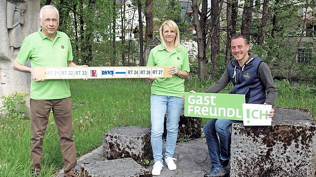 Mit Carolin Hollendonner (Mitte) hat der Frankenwaldverein eine gute Nachfolgerin f&uuml;r den scheidenden Wegewart Peter Wahlich (links) gefunden. Auch Hauptwegewart Bj&ouml;rn Stumpf identifiziert sich mit dem &bdquo;Gastfreundlich&ldquo;-Logo aus Steinwiesen.