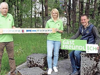 Mit Carolin Hollendonner (Mitte) hat der Frankenwaldverein eine gute Nachfolgerin für den scheidenden Wegewart Peter Wahlich (links) gefunden. Auch Hauptwegewart Björn Stumpf identifiziert sich mit dem „Gastfreundlich“-Logo aus Steinwiesen.