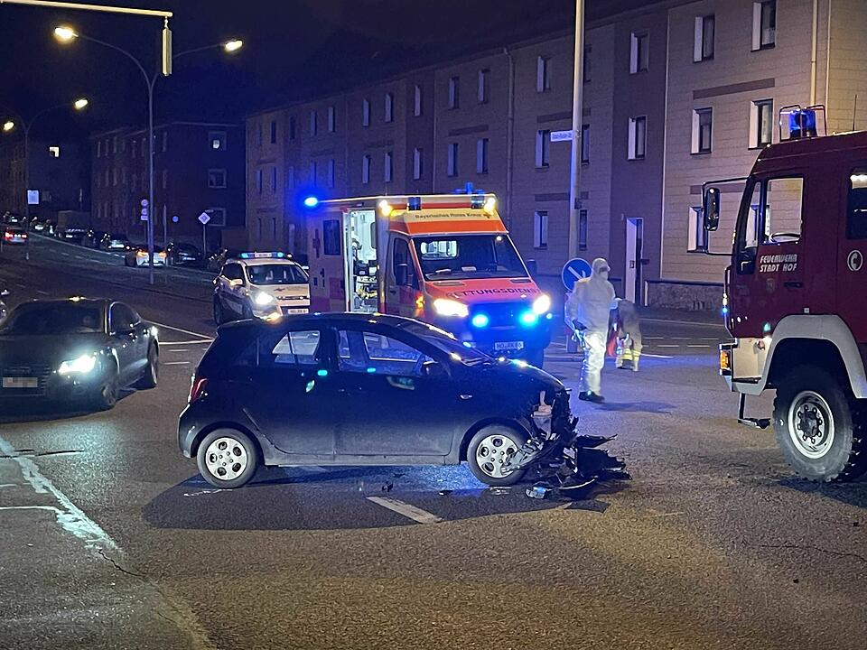 Nach Unfall mit Intensivtransportwagen: Beatmeter Corona-Patient muss auf offener Straße umgelagert werden