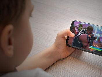 Kinder bräuchten eigentlich eine besondere Zuwendung und Förderung, oft ist das Smartphone aber das Spielzeug.