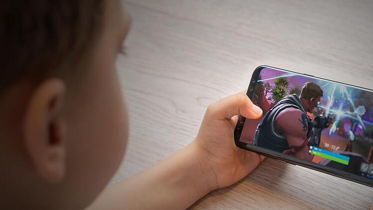 Kinder bräuchten eigentlich eine besondere Zuwendung und Förderung, oft ist das Smartphone aber das Spielzeug.