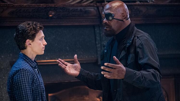 Nick Fury (Samuel L. Jackson, rechts) ben&ouml;tigt die Hilfe von Peter Parker (Tom Holland).