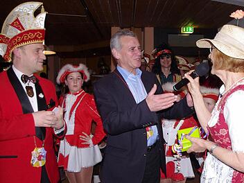 Faschingspräsident Martin Panzer, Landrat Oswald Marr und BRK-Kreisvorsitzende Heidi Beyerle (vorne von links) stürzten sich mit den Senioren in Fachingstreiben. Fotos: Heike Schülein