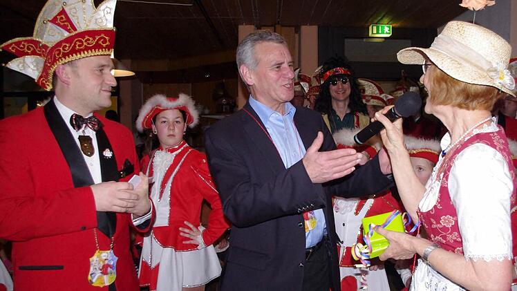 Faschingspräsident Martin Panzer, Landrat Oswald Marr und BRK-Kreisvorsitzende Heidi Beyerle (vorne von links) stürzten sich mit den Senioren in Fachingstreiben. Fotos: Heike Schülein