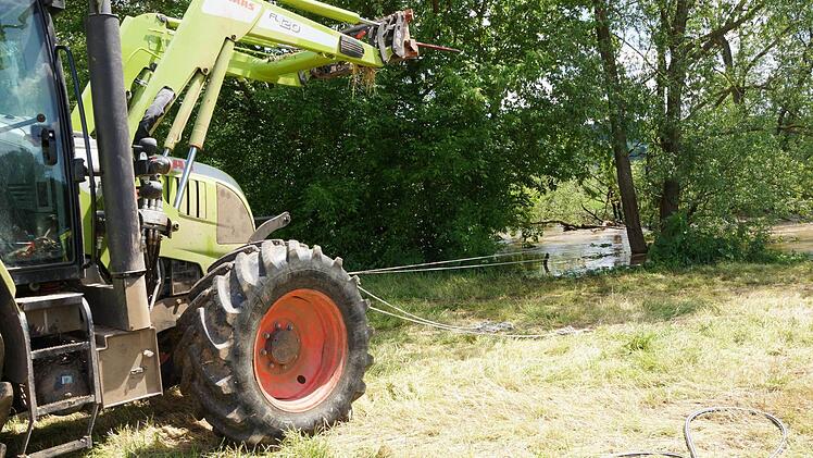 Ein Traktor löst die verkeilten Boote