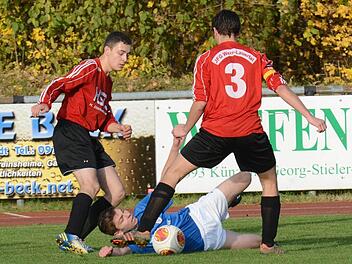 Matt im Rasenschach: David Sell und Markus Wetterich (von links) von der JFG Wern-Lauertal haben hier den Münnerstädter Sebastian Schüller aufs Kreuz gelegt. Foto: ssp
