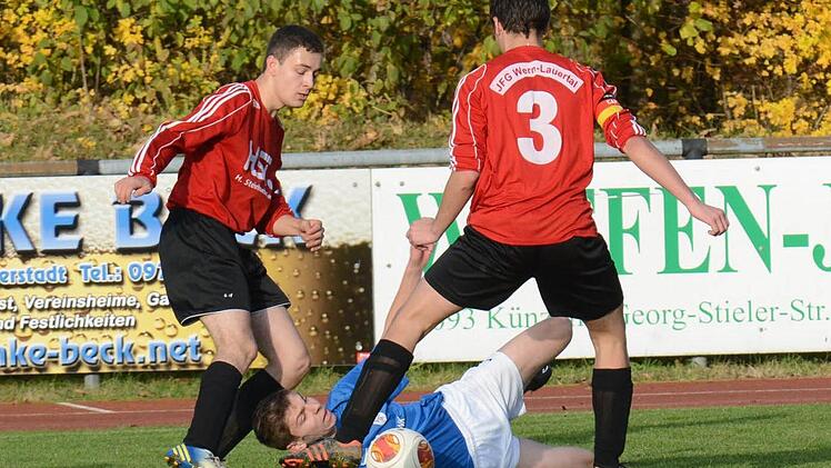 Matt im Rasenschach: David Sell und Markus Wetterich (von links) von der JFG Wern-Lauertal haben hier den Münnerstädter Sebastian Schüller aufs Kreuz gelegt. Foto: ssp