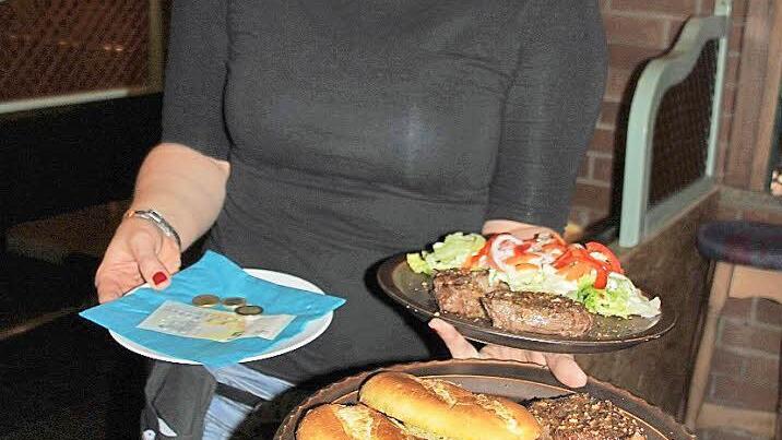Zwei Filetsteaks für 8,50 Euro? Die gibt's wohl eher selten, aber Kathleen Rath erhält als Bedienung von ihrem Chef künftig 8,50 Euro die Stunde. Da hat sie gut lachen.