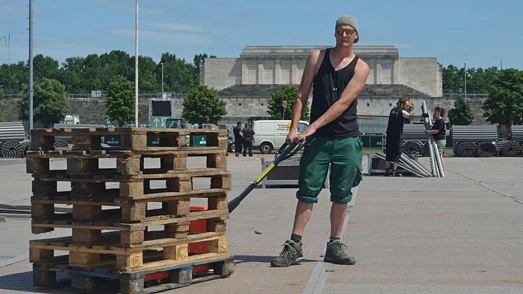 Einer von vielen Crewmitgliedern: Chris packt vor der Hauptbühne ordentlich mit an. Foto: Nikolas Pelke