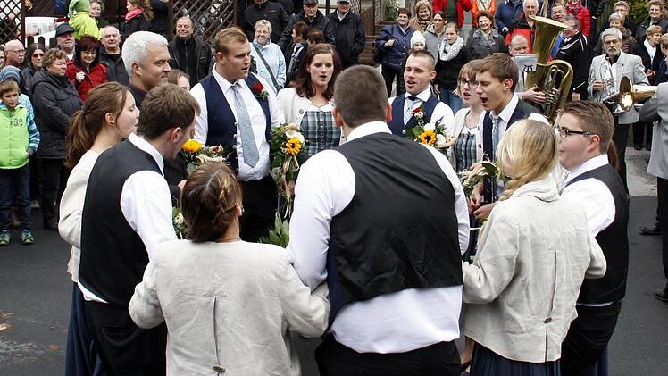 Bunt und gut gelaunt wurde getanzt und Kirchweih in Lauenstein gefeiert.