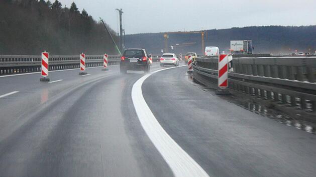 Im Hintergrund die gewaltigen Kräne, im Vordergrund der Verkehr: Die Bahn trifft auch auf der A 73 Vorbereitungen für den weiteren Trassenausbau.  Foto: Sergey Grigoryan