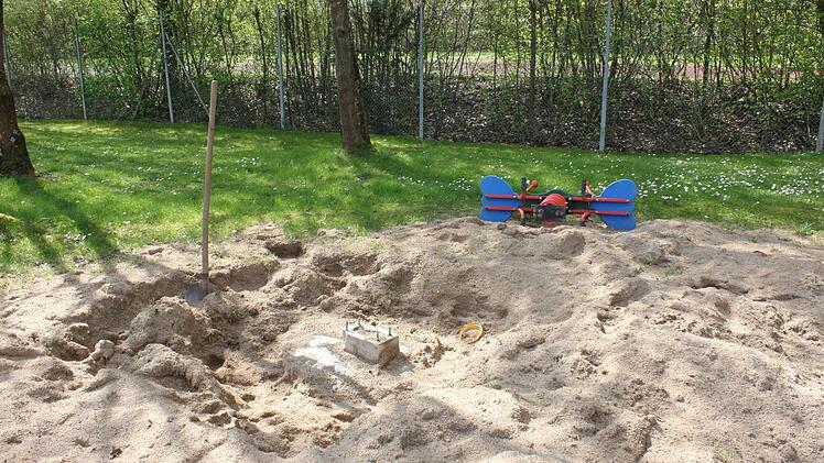 Dieses Spielgerät wird bald wieder fest verankert im Sand stehen. Foto: Popp