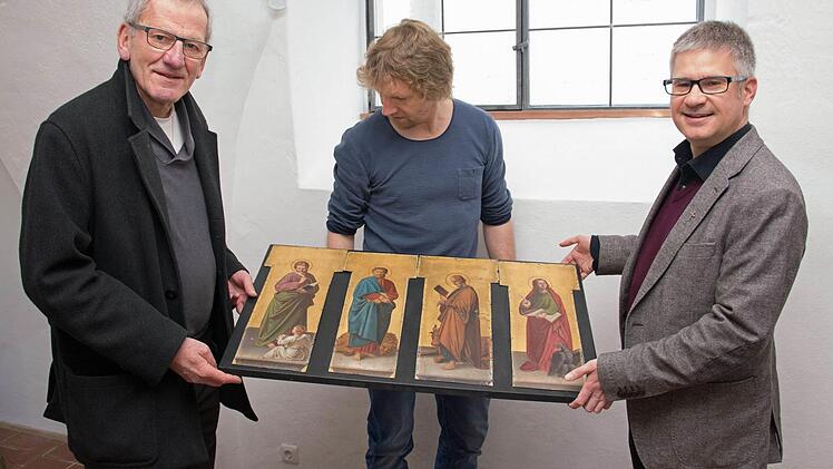 Der Leiter des Kunstreferats des Ordinariats Würzburg, Domkapitular Jürgen Lenssen, Christoph Deuter vom Kunstreferat und Pfarrer Stephan Eschenbacher (von links) mit einem Bild der vier Evangelisten