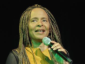 Jocelyn B. Smith ist eine charismatische Künstlerin, die nicht nur durch ihre begnadete Stimme ihr Publikum zum Toben bringt.  Foto: Peter Klopf