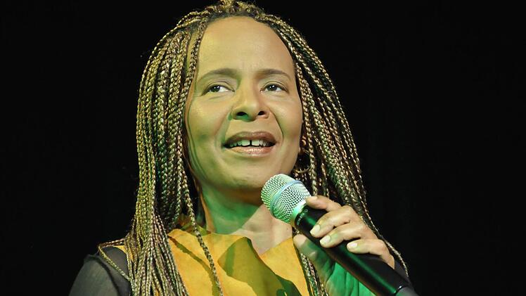 Jocelyn B. Smith ist eine charismatische Künstlerin, die nicht nur durch ihre begnadete Stimme ihr Publikum zum Toben bringt.  Foto: Peter Klopf