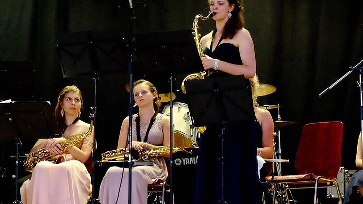 Musikalisch begleitet wurde die Abi-Feier durch eine extra für diesen Termin zusammengestellte Abiturientenband unter der Leitung von OStR Andreas Strehler. Anna Kleinhenz glänzte mit ihrem Saxophonsolo. Foto: Gerd Schaar