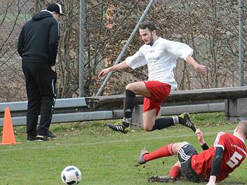 Eine elegante Lösung von Fuchsstadts Harald Bayer, der den Lichtenfelser Kevin Wige beim Versuch, ihn vom Ball zu trennen, überspringt.  Foto: ssp