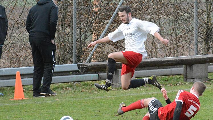 Eine elegante Lösung von Fuchsstadts Harald Bayer, der den Lichtenfelser Kevin Wige beim Versuch, ihn vom Ball zu trennen, überspringt.  Foto: ssp