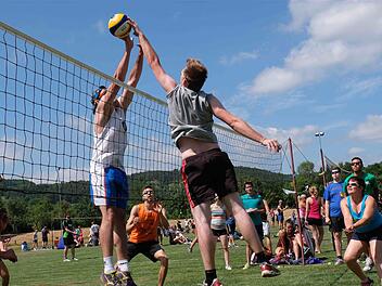 Schwitzen beim Pitschen: Volleyballer aus ganz Deutschland haben sich am Wochenende in Hammelburg getroffen. Für viele ist das Turnier seit Jahren ein fester Termin. Foto: Gerd Schaar