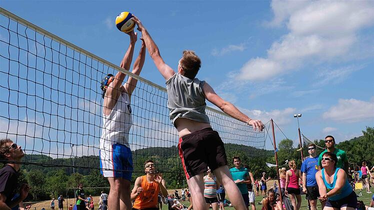 Schwitzen beim Pitschen: Volleyballer aus ganz Deutschland haben sich am Wochenende in Hammelburg getroffen. Für viele ist das Turnier seit Jahren ein fester Termin. Foto: Gerd Schaar