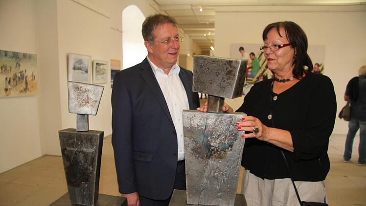 Oberbürgermeister Henry Schramm bestaunt die Werke von Anita M. Franz. Foto: Sonny Adam