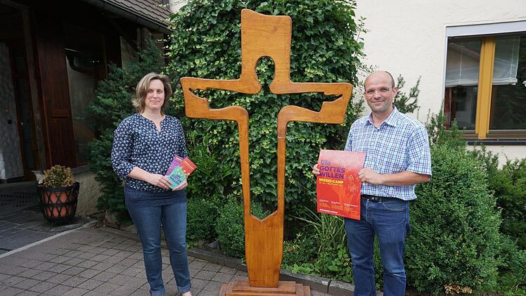 Anke und Stefan Schroth laden zum Missio-Camp ein, das den Titel "Um Himmels Willen" trägt.  Foto: Marion Eckert