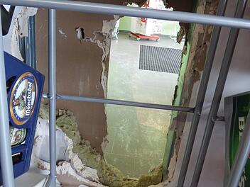 Im Laden des Getränkemarkts in Gößweinstein brachen Einbrecher ein Loch durch die Trockenbauwand. Foto: Thomas Weichert