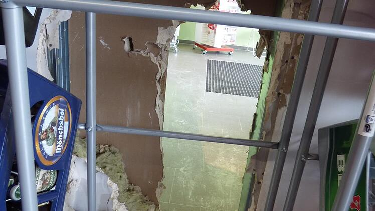 Im Laden des Getränkemarkts in Gößweinstein brachen Einbrecher ein Loch durch die Trockenbauwand. Foto: Thomas Weichert