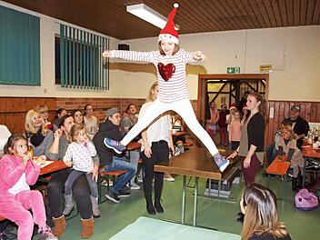 Ein Mädchen der Kinderturngruppe zeigt einen Sprung. Foto: Alfred Thieret