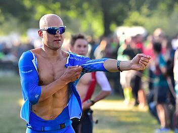 Beim Wechsel vom Schwimmen zum Radfahren - wie hier bei der Challenge Roth im vergangenen Jahr - will Andreas Dreitz noch Sekunden herausholen.  Foto: W. Zink